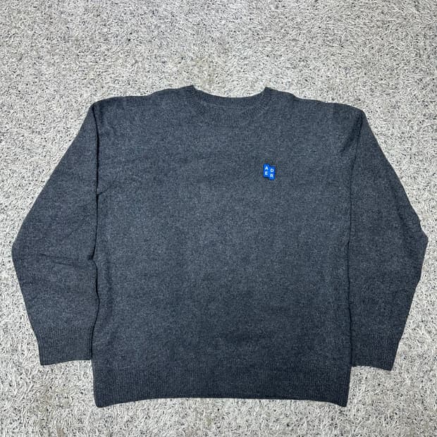 아더에러 시그니피컨트 TRS 태그 니트 차콜