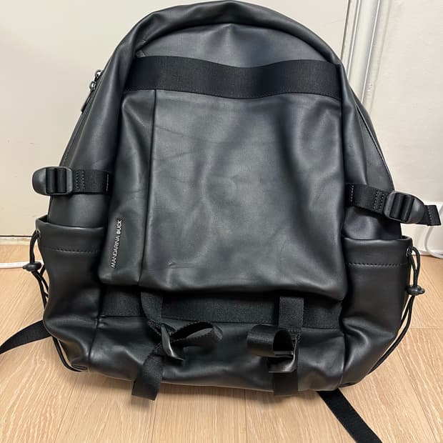 만다리나덕 노마드 가죽 블랙 백팩