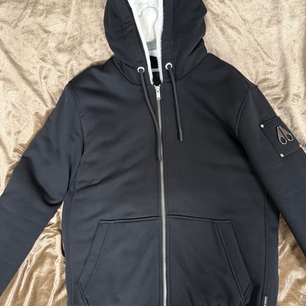 무스너클 버니스웨터