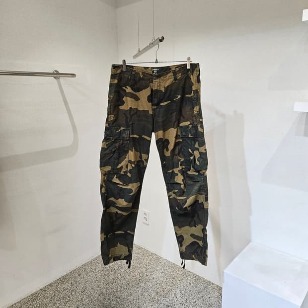 칼하트 WIP 카모플라쥬 카고 바지