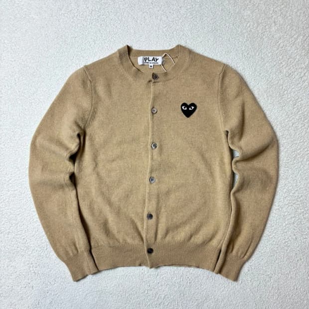 꼼데가르송 라운드넥 하트 로고 니트 가디건 PN6508