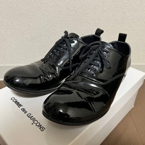 꼼데가르송 트리콧 에나멜 플레인토 더비슈즈