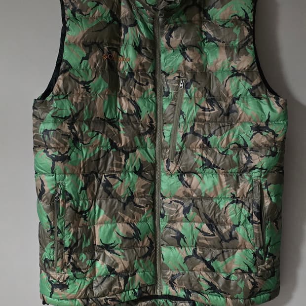 컬럼비아 카모 구스다운 경량 패딩조끼
푸퍼 베스트.   싸이즈105  남