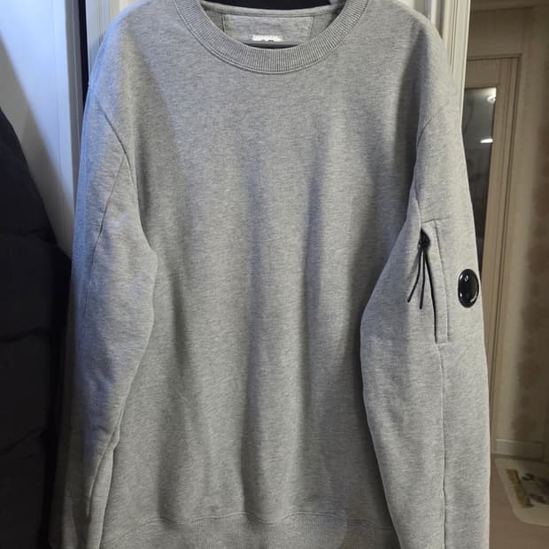 C.P. 컴퍼니 다이애그널 레이즈드 플리스 렌즈 맨투맨 그레이