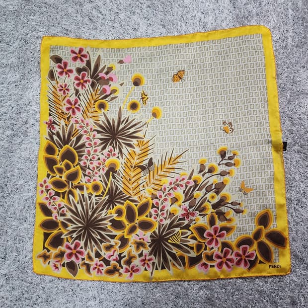 펜디 실크 스카프