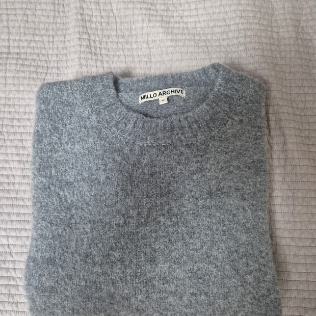 밀로아카이브 크롭 실루엣 니트 [스모크 블루]