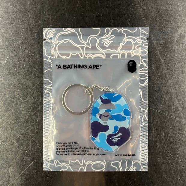 새상품 베이프 아크릴키링 블루카모