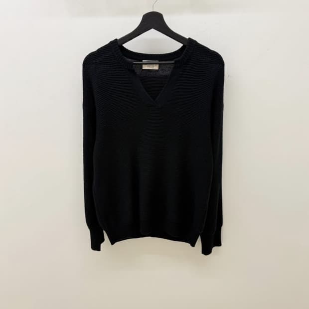 Nikki Essential Pieces v넥 니트