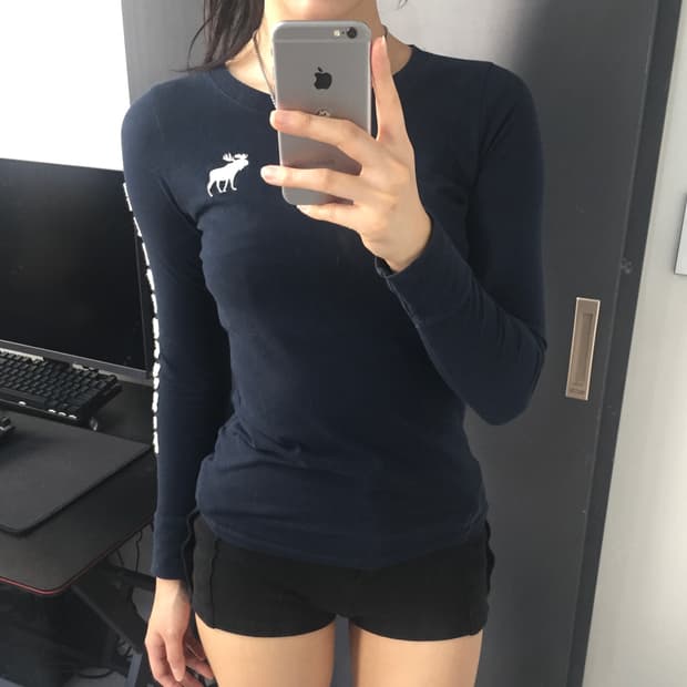 Abercrombie 딱붙슬림핏 사이드 레터링 네이비 롱슬리브