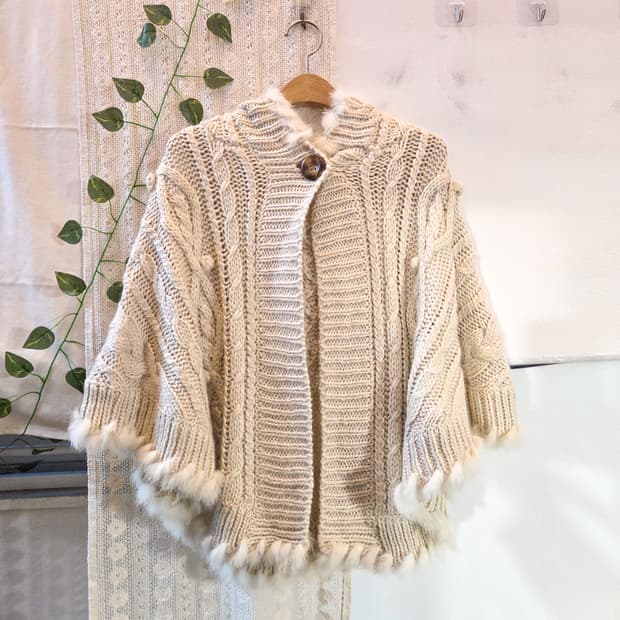 earth music 퍼 트리밍 케이프 가디건