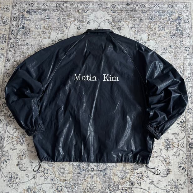 마뗑킴 로고 스펠아웃 코팅 자켓