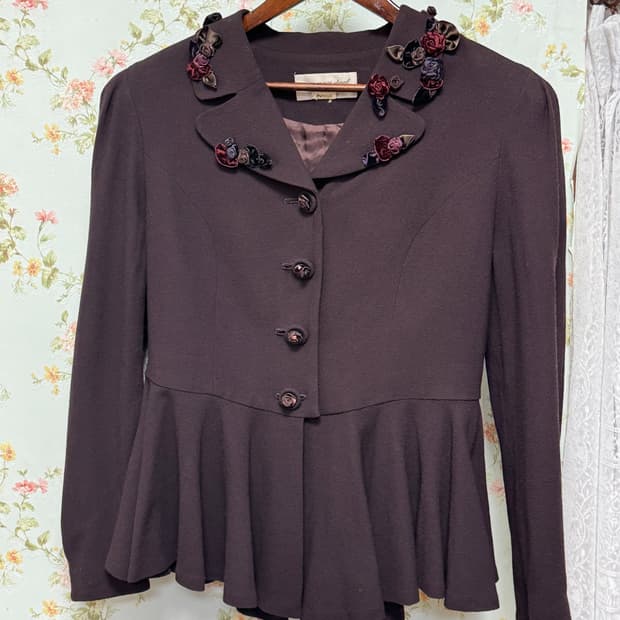 엑시즈팜st 하프 프릴 코트