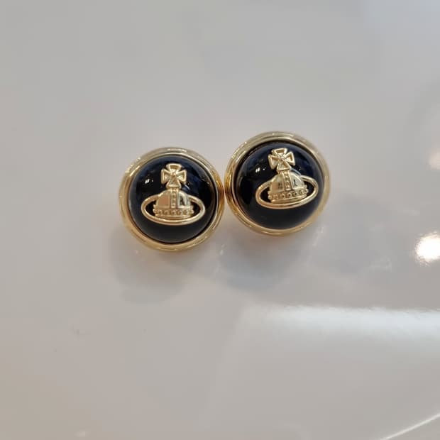 비비안웨스트우드 업사이클링 블랙 엔틱 단추 귀걸이