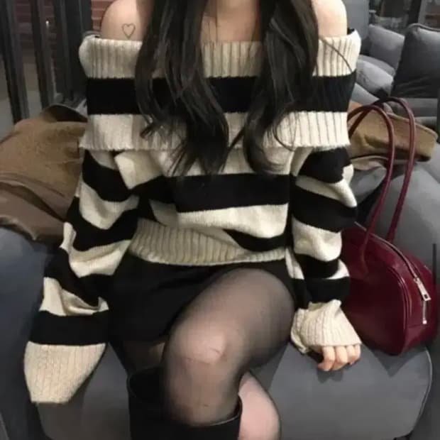 아워캐비넷 볼드 스트라이프 니트 오프숄더