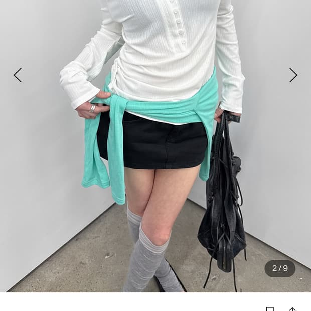 블랙업 케리티 버튼 긴팔티 화이트