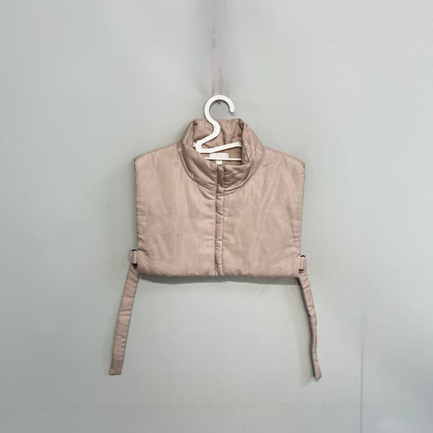 COS 코스 글로시 경량 크롭 조끼패딩 ONE사이즈