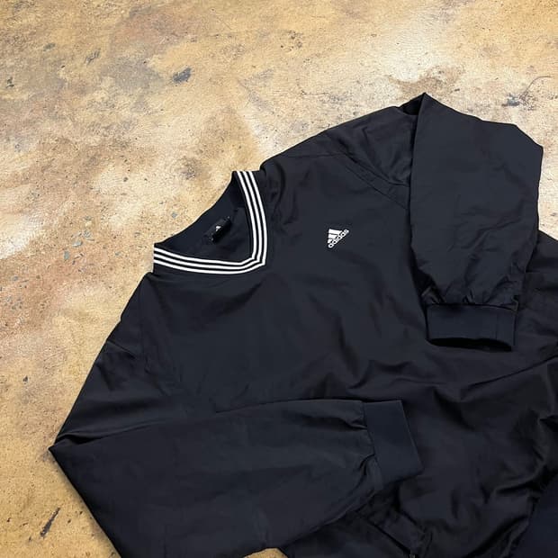 아디다스 블랙 브이넥 웜업 100