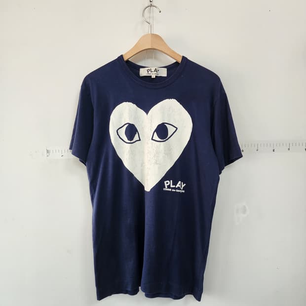 꼼데가르송 플레이 네이비 하트 반팔 티셔츠