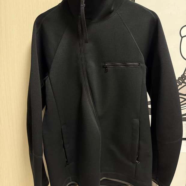 프라다 커브드 하이넥 집업 자켓