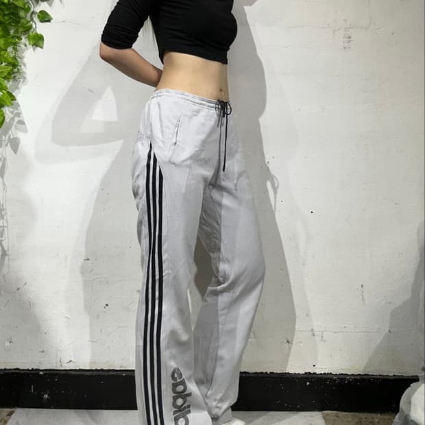 아디다스 그레이 와이드 부츠컷 스펠아웃 트레이닝 팬츠 추리닝 바지 L