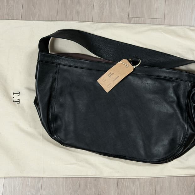 타이가 타카하시 뉴스보이백 소가죽