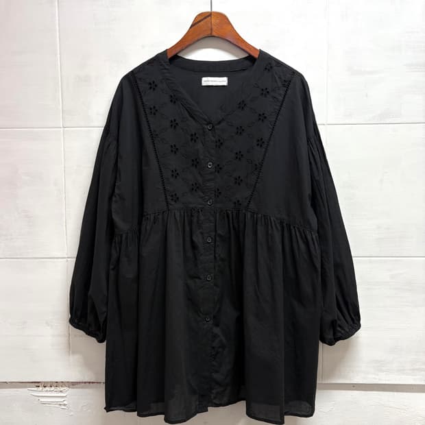 SEASON REASON 블랙 펀칭 자수 모리걸 블라우스 JPN