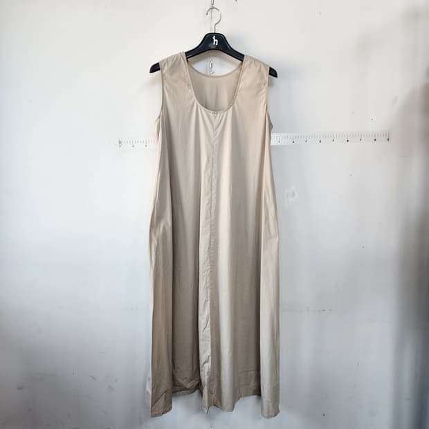 코스 베이지 롱 민소매 원피스