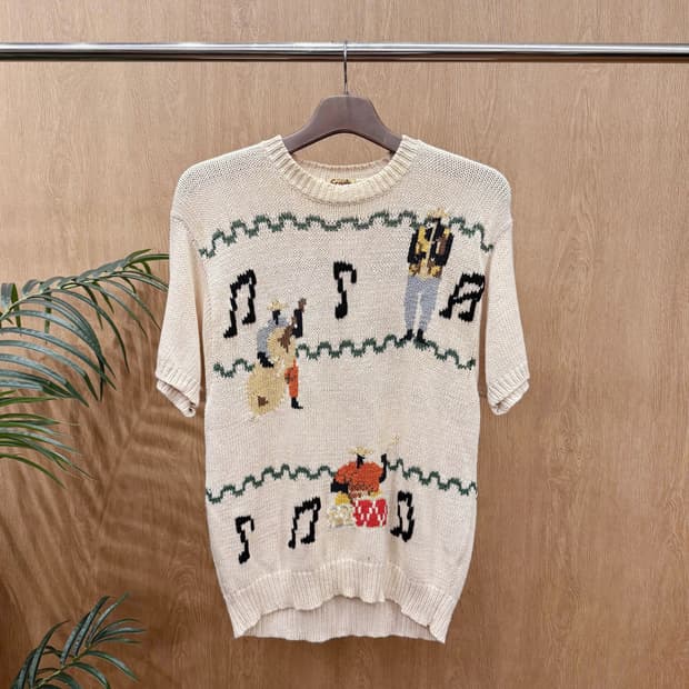 스쿱 뮤직 그래픽 반팔 니트 티셔츠 악기 패턴 디테일 아이보리