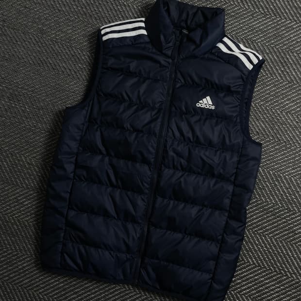 아디다스 에센셜 경량 다운 패딩 베스트 네이비y 4132