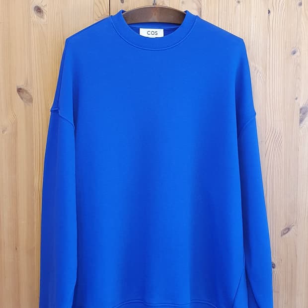 100.COS 오버핏 맨투맨 