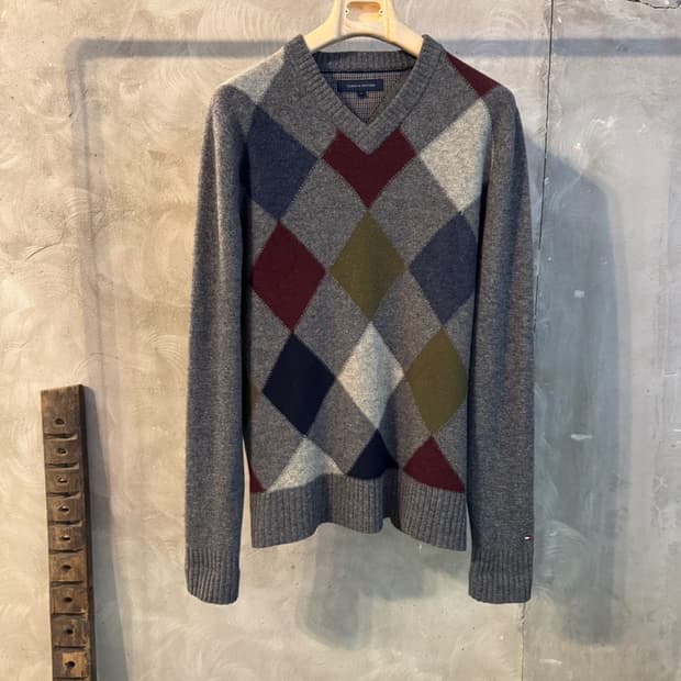 타미힐피거 램스울 아가일 니트 100