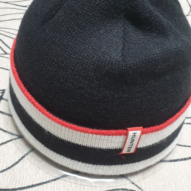 깔끔하고 귀여운 헌터 블랙 스트라이프 비니