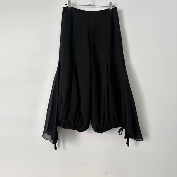 Magical ruffle ribbon crop pants / black