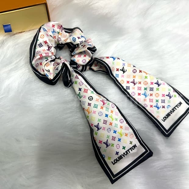  루이비통 화이트&멀티컬러 리본 헤어슈슈