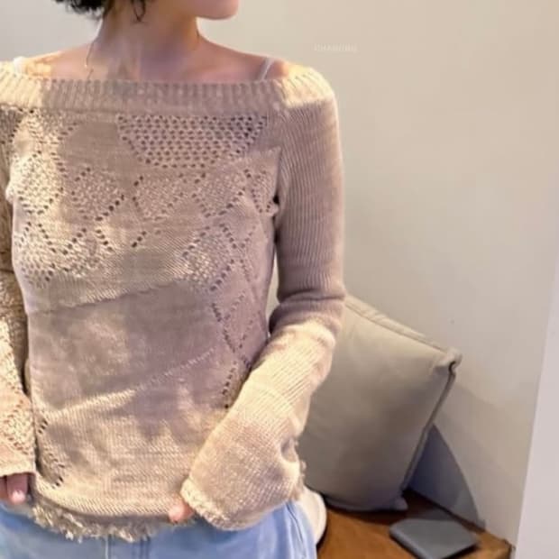 앤더슨벨 오프숄더 펀칭 니트 베이지