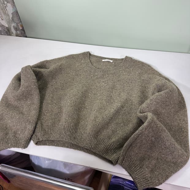 우먼OS 슬로우무드 나염베이지 루즈핏 암와이드핏 브이넥 크롭니트