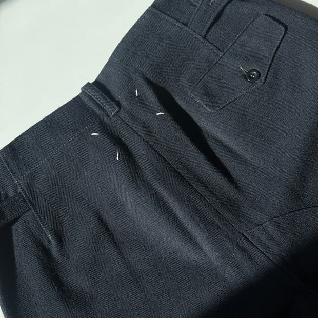 [46] 메종 마르지엘라 백 스티치 버클 헴 트라우저