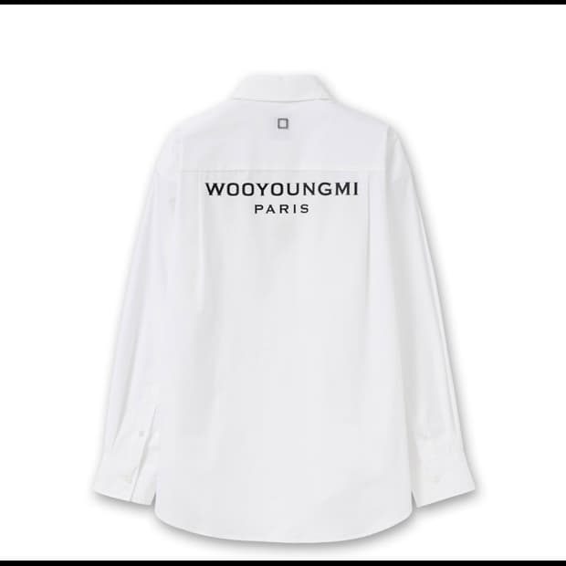 우영미 26ss 백로고 셔츠