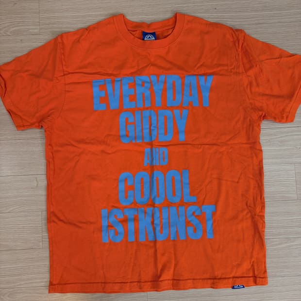 이스트쿤스트 타이틀 반팔 티셔츠 오렌지 L