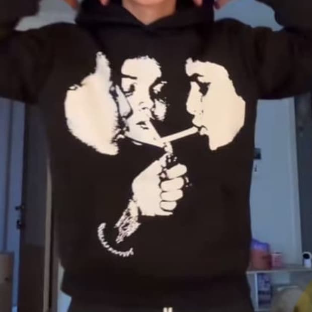 임채윤 후드티 판매합니다.