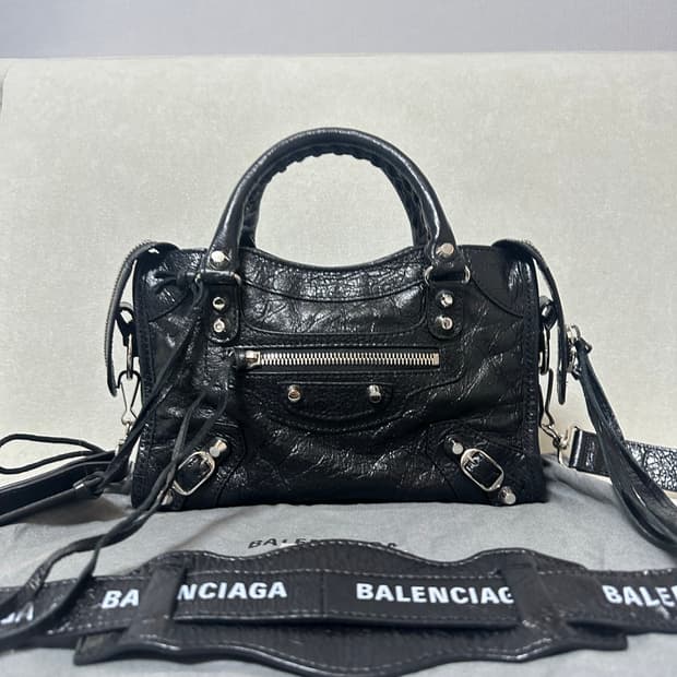 [SA 정품] 발렌시아가 로고스트랩 시티 모터백 블랙