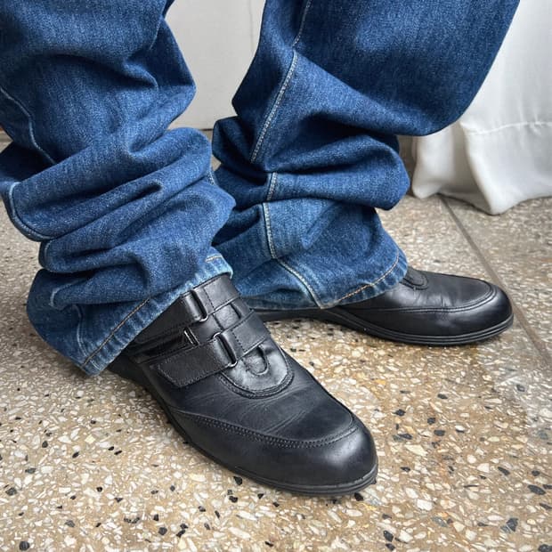 strape shoes