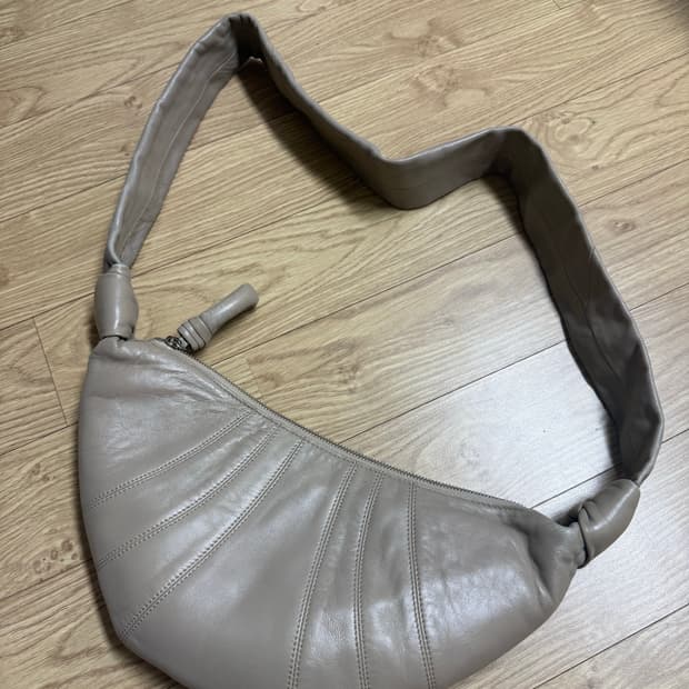 르메르 크루아상백 스몰 샌드스톤 양가죽