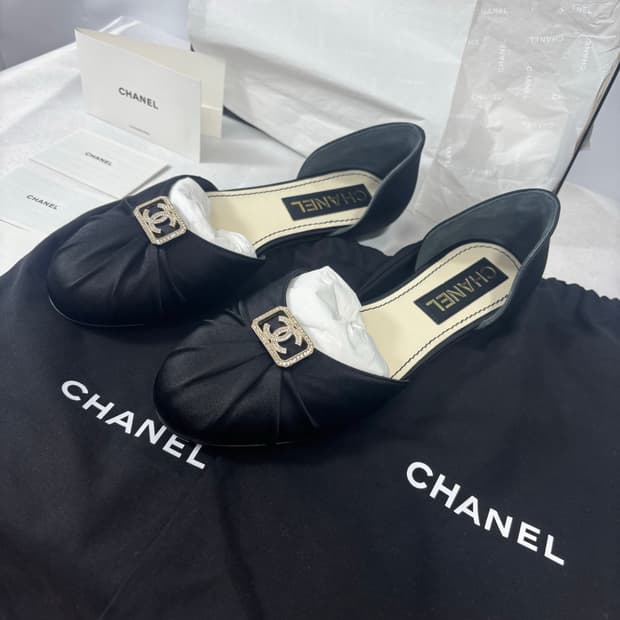 (새상품)샤넬 발레리나 플랫 사틴 메탈 슈즈 36.5