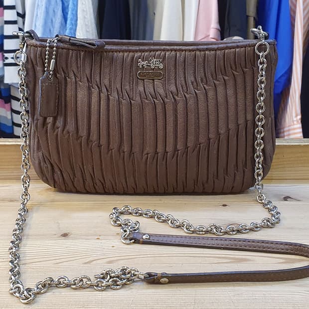 코치 레더 플리츠 크로스백