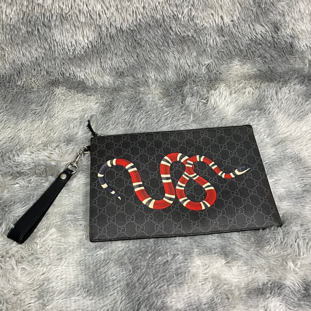 구찌 스네이크 클러치 