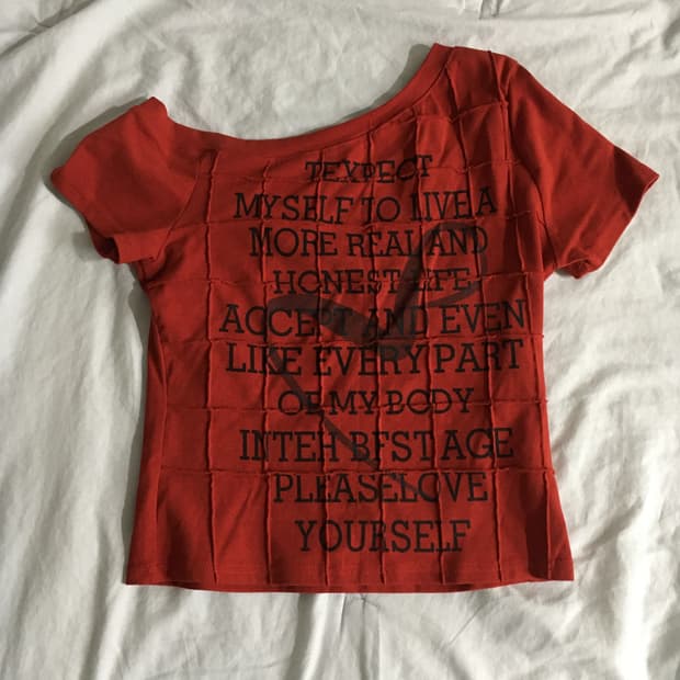 Red 레터링 언발 오프숄더 세미크롭 반소매 반팔티