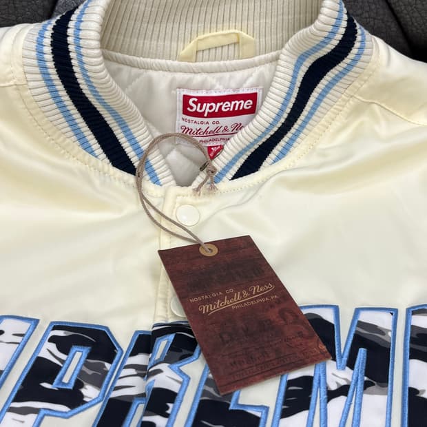 슈프림 미첼 & 네스 카모 로고 바시티 자켓 화이트 - 25SS