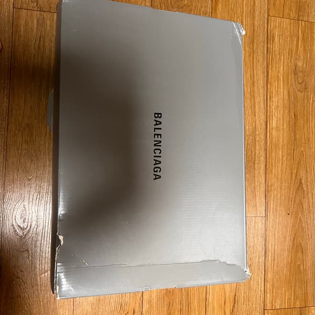 발렌시아가 뉴러너 42사이즈