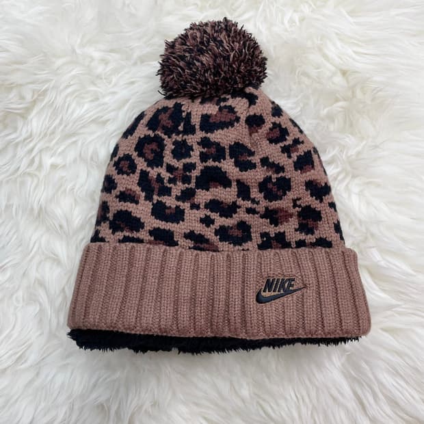 나이키 레오파드 로고 방울 비니